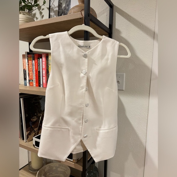 Abercrombie Mara button through vest in the white/cream color size XS - Picture 5 of 9